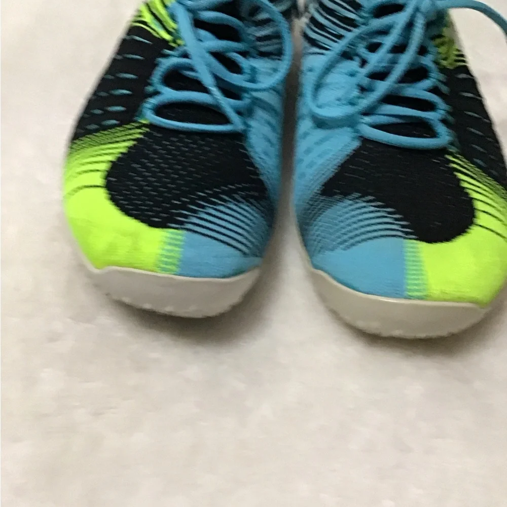 Women’s size 6 Nike tennis shoes hyperfeel